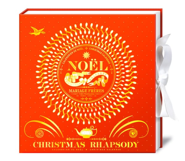 Orangefarbener Mariage Frères Christmas Rhapsody Kalender mit goldenen Verzierungen und weißem Band