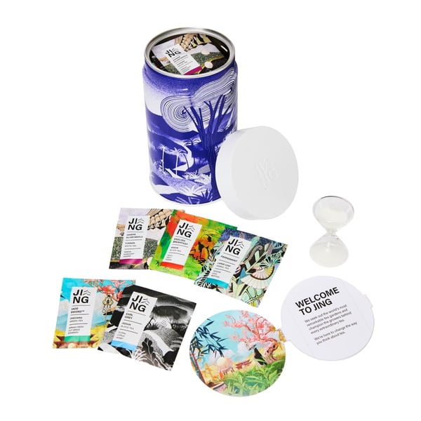 Jing Remarkable Discovery Caddy, blaue Dose mit ausgebreiteten Teebeuteln und Karten