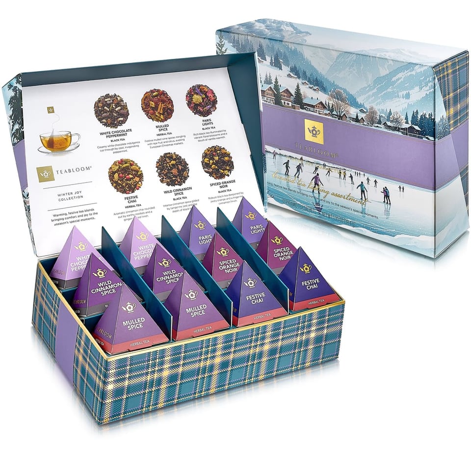 Geöffnete Teabloom Winter Joy Box mit Pyramidenbeuteln neben der Hülle