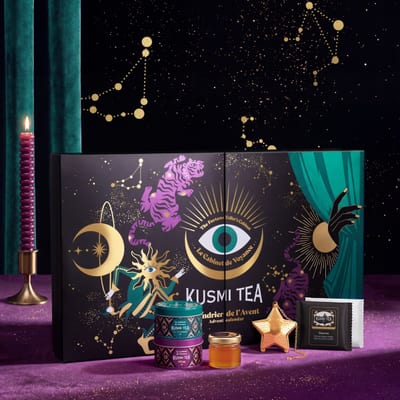 Kusmi Teas økologiske adventskalenderæske til 2026 med stjernemønster i lilla og guld